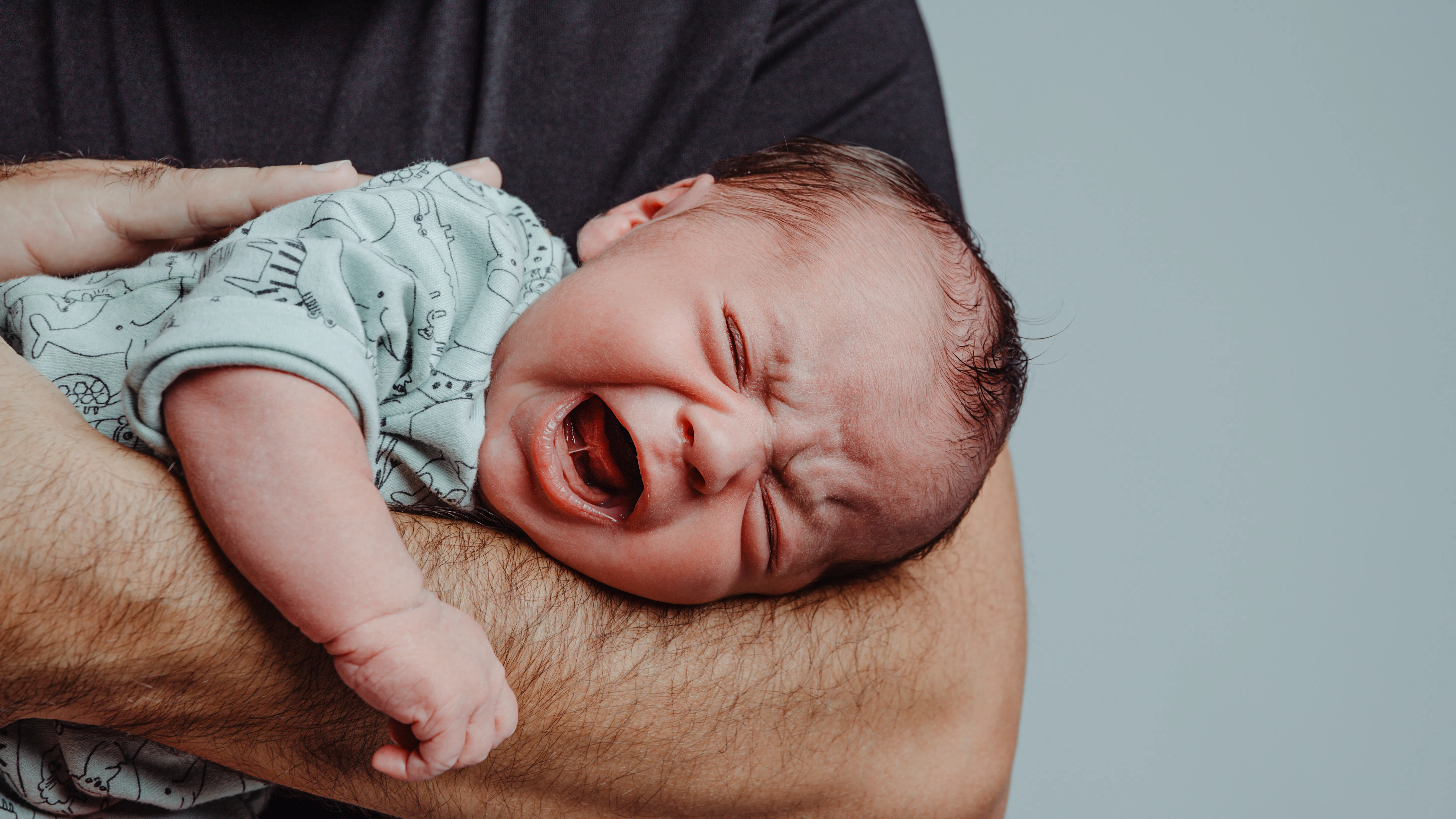 泣いている赤ちゃんを理解する：あなたの子供を助ける5つの典型的な状況とヒント