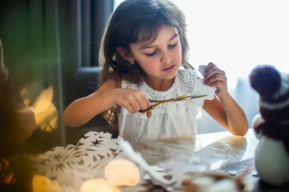 子供と一緒にクリスマス工作：自分で作るかわいいクリスマスツリーの飾り