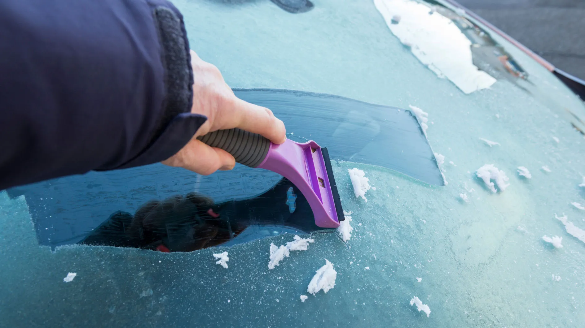 車の窓の内側が凍っている：これらのトリックですぐに氷が解けます