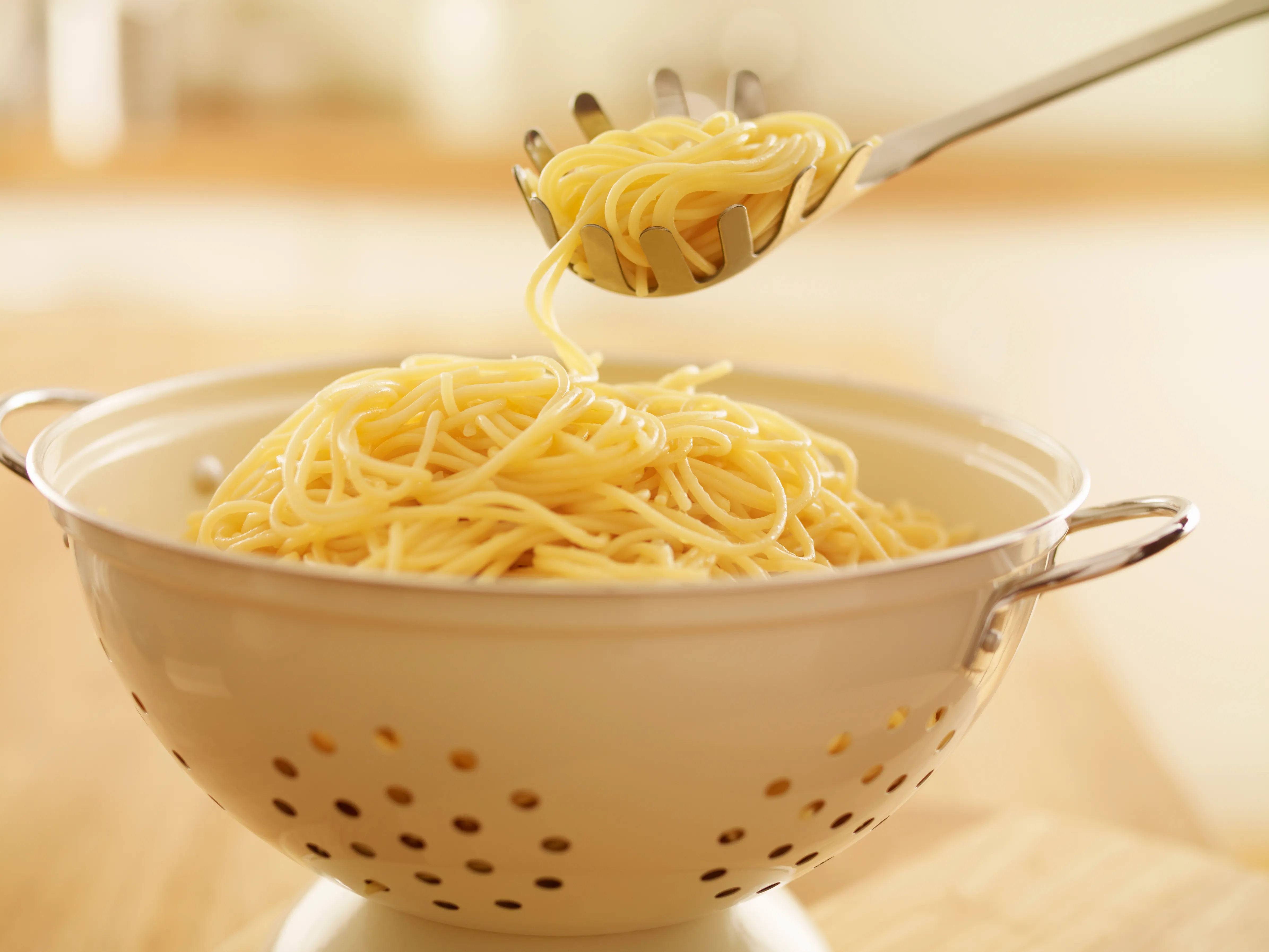 キッチン：賭け、あなたはいつもスパゲッティスプーンを間違って使用してきましたか？