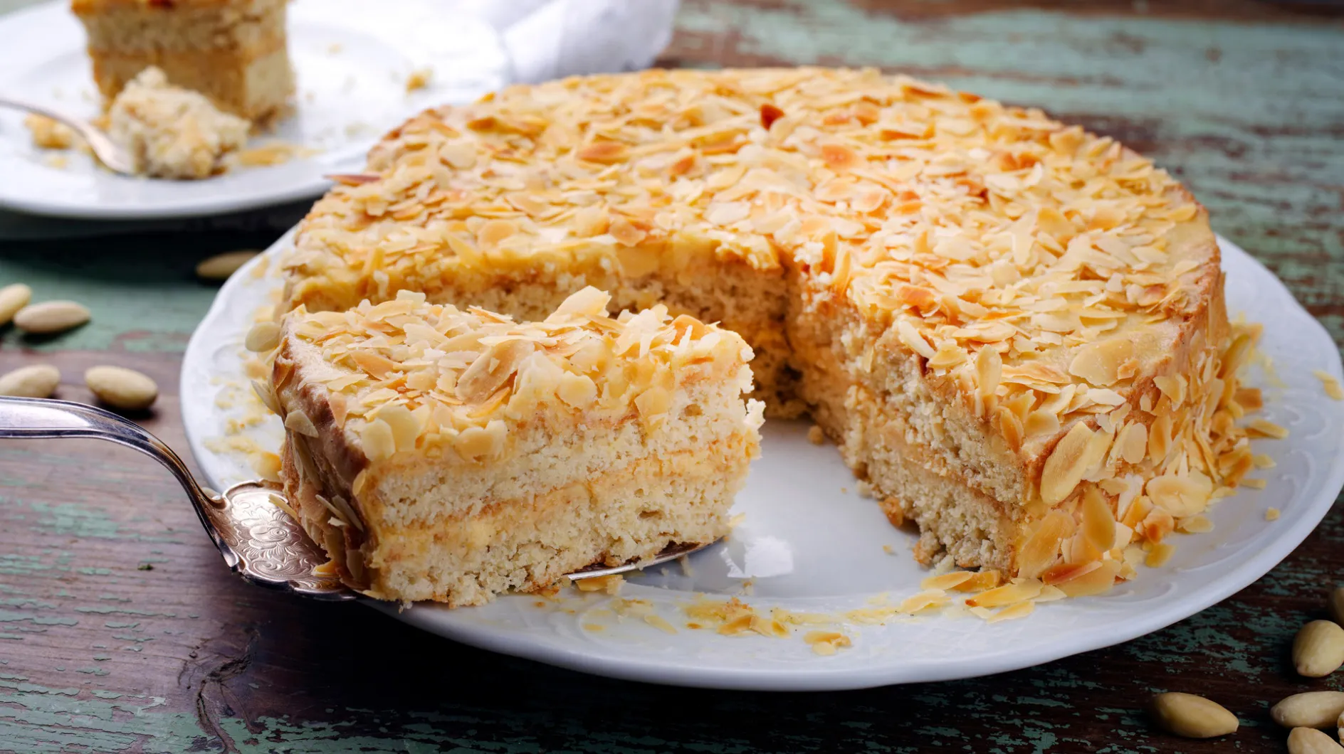 卵リキュールクリームとアーモンドケーキ：イースターのためのヘブンリーケーキの楽しみ