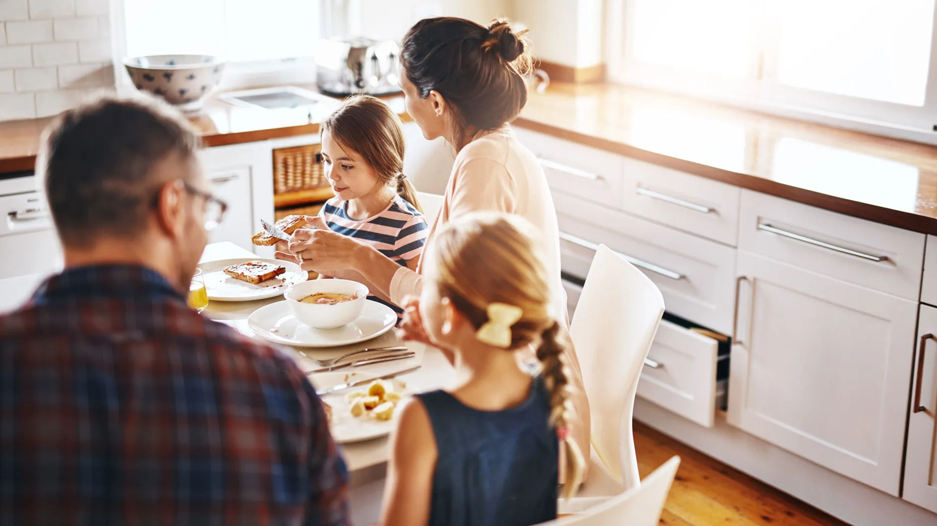 メンタルヘルス: なぜ定期的な家族の食事が子供たちを守るのか